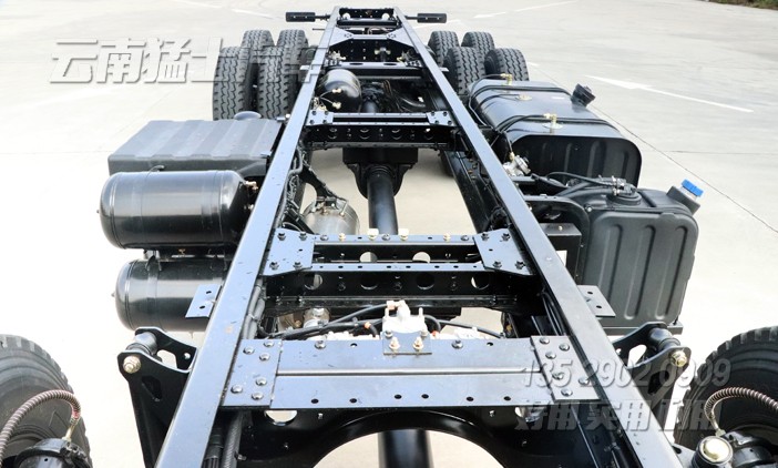天龍后八輪底盤,東風(fēng)天錦8*4底盤,四橋卡車底盤,350馬力底盤,平板運(yùn)輸車底盤