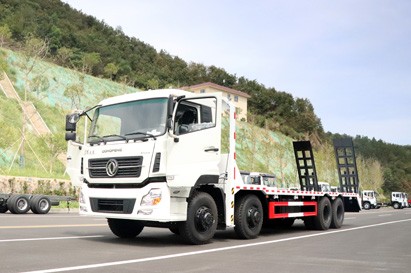 東風(fēng)8*4重型平板運(yùn)輸車(chē)_30噸出口型挖機(jī)平板車(chē)_特種平板運(yùn)輸車(chē)配置參數(shù)