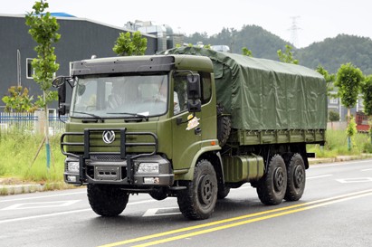 帶蓬布篷桿的六驅(qū)越野卡車(chē)_東風(fēng)6*6越野運(yùn)兵車(chē)配置_出口用防雨遮陽(yáng)棚貨車(chē)