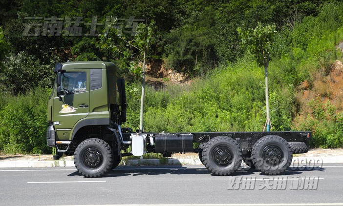 三橋卡車,重型卡車底盤,340馬力底盤,長途貨車底盤,駕乘感舒適,25噸專用車底盤,12.5-20人字花紋胎