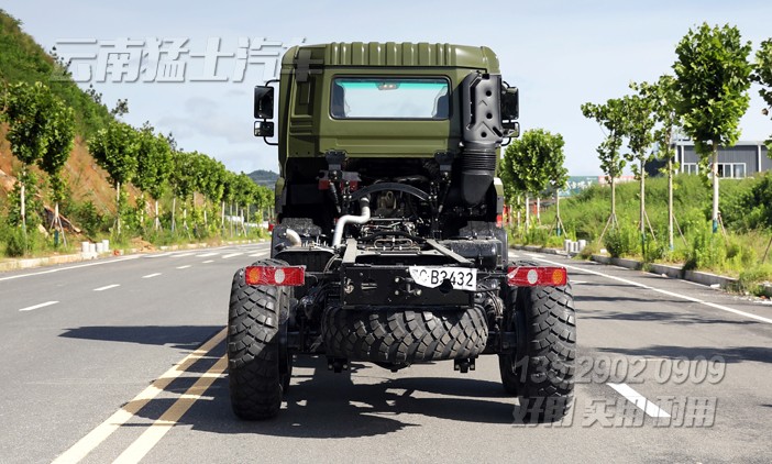 三橋卡車,重型卡車底盤,340馬力底盤,長途貨車底盤,駕乘感舒適,25噸專用車底盤,12.5-20人字花紋胎