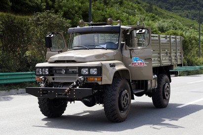 東風(fēng)長(zhǎng)頭2.5噸越野載貨卡車(chē)_4*4新款尖頭駕駛室貨車(chē)_帶絞盤(pán)的出口越野型長(zhǎng)途卡車(chē)