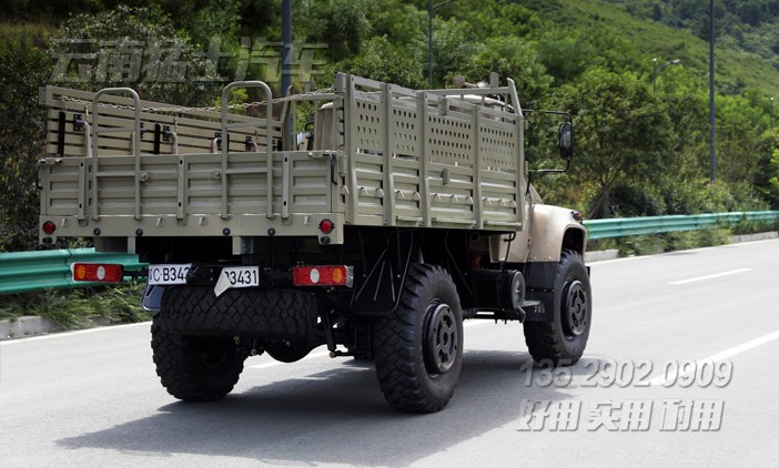 4*4尖頭駕駛室,東風(fēng)長頭2.5噸,越野長途卡車,絞盤出口越野車,越野載貨卡車