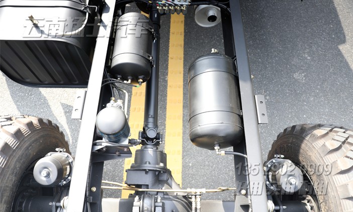 EQ2100E6D,6x6越野底盤,210馬力尖頭卡車,東風(fēng)經(jīng)典底盤,專用車出口,專用車改裝