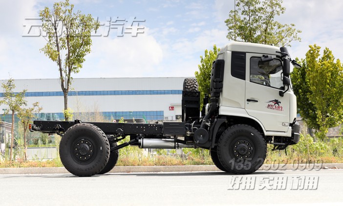 兩軸卡車底盤,出口專用底盤,專用車底盤,越野型卡車底盤,康明斯210馬力底盤,東風(fēng)4x4底盤