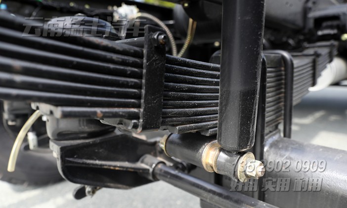 兩軸卡車底盤,出口專用底盤,專用車底盤,越野型卡車底盤,康明斯210馬力底盤,東風(fēng)4x4底盤