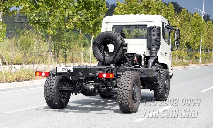 兩軸卡車底盤,出口專用底盤,專用車底盤,越野型卡車底盤,康明斯210馬力底盤,東風(fēng)4x4底盤