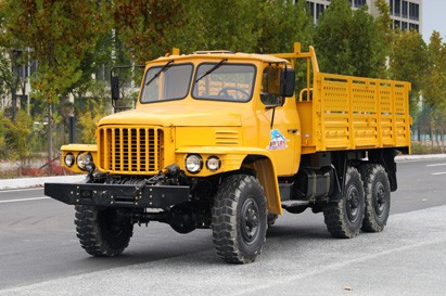 東風(fēng)240二噸半長(zhǎng)頭越野車(chē)_工程黃雙擋風(fēng)玻璃越野運(yùn)輸車(chē)_東風(fēng)經(jīng)典6x6長(zhǎng)鼻子貨車(chē)