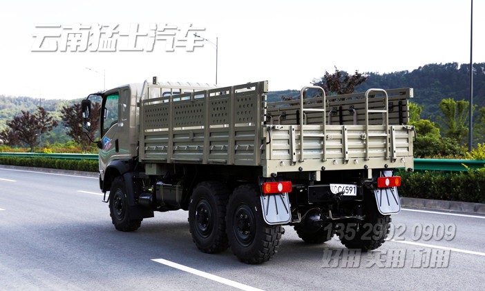 出口型輕卡,2.5噸越野卡車(chē),東風(fēng)山貓整車(chē),駝灰色卡車(chē),加強(qiáng)款卡車(chē),六驅(qū)柴油載貨車(chē)