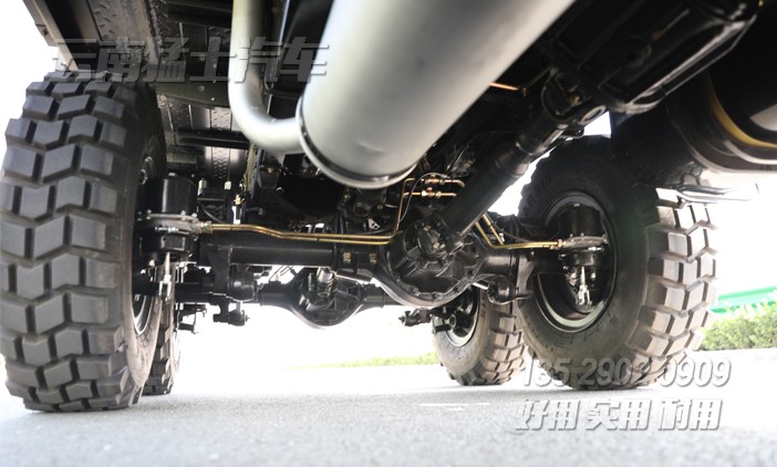 出口型輕卡,2.5噸越野卡車(chē),東風(fēng)山貓整車(chē),駝灰色卡車(chē),加強(qiáng)款卡車(chē),六驅(qū)柴油載貨車(chē)