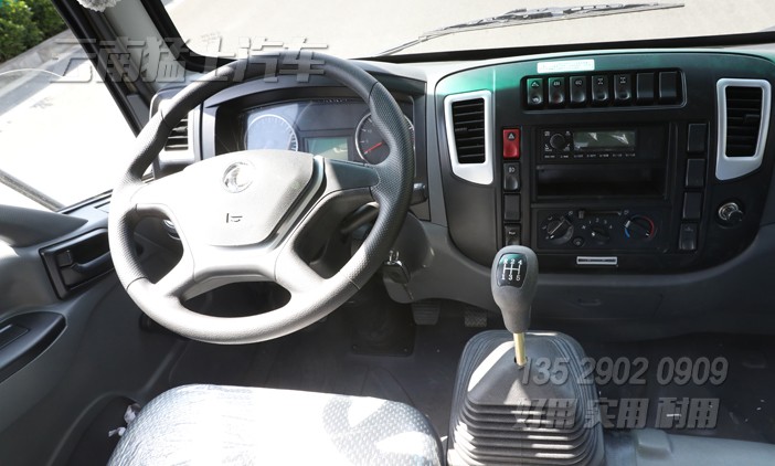 出口型輕卡,2.5噸越野卡車(chē),東風(fēng)山貓整車(chē),駝灰色卡車(chē),加強(qiáng)款卡車(chē),六驅(qū)柴油載貨車(chē)