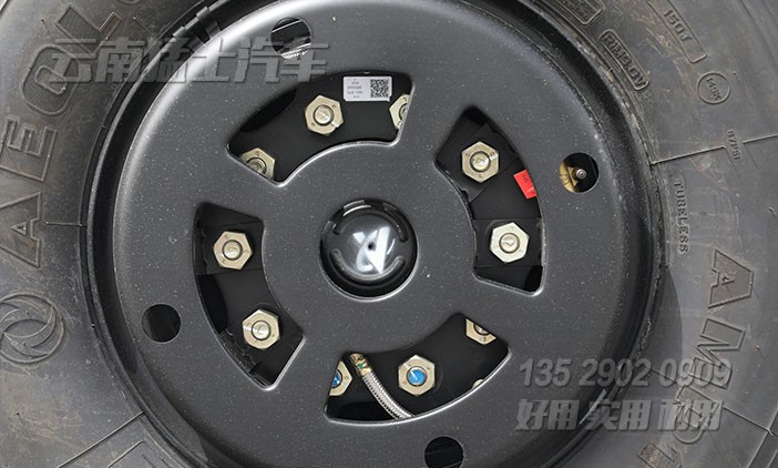 東風(fēng)EQ2102NJ,六驅(qū)越野卡車底盤,越野專用車底盤,東風(fēng)153高配,210馬力雙排卡車,輪胎充放氣,后置絞盤