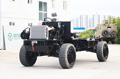 自動(dòng)擋獨(dú)立懸掛13噸越野三類(lèi)底盤(pán)_330馬力右舵專(zhuān)用特種底盤(pán)_全驅(qū)多功能底盤(pán)開(kāi)發(fā)定制