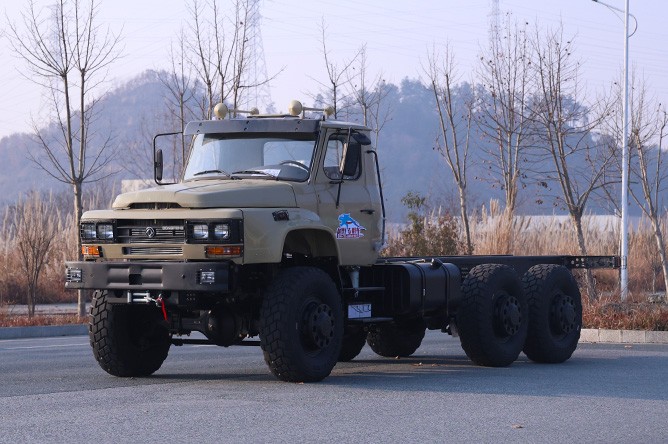 260馬力六驅(qū)尖頭底盤(pán)_全驅(qū)25噸越野專(zhuān)用車(chē)底盤(pán)_特種改裝車(chē)底盤(pán)出口定制